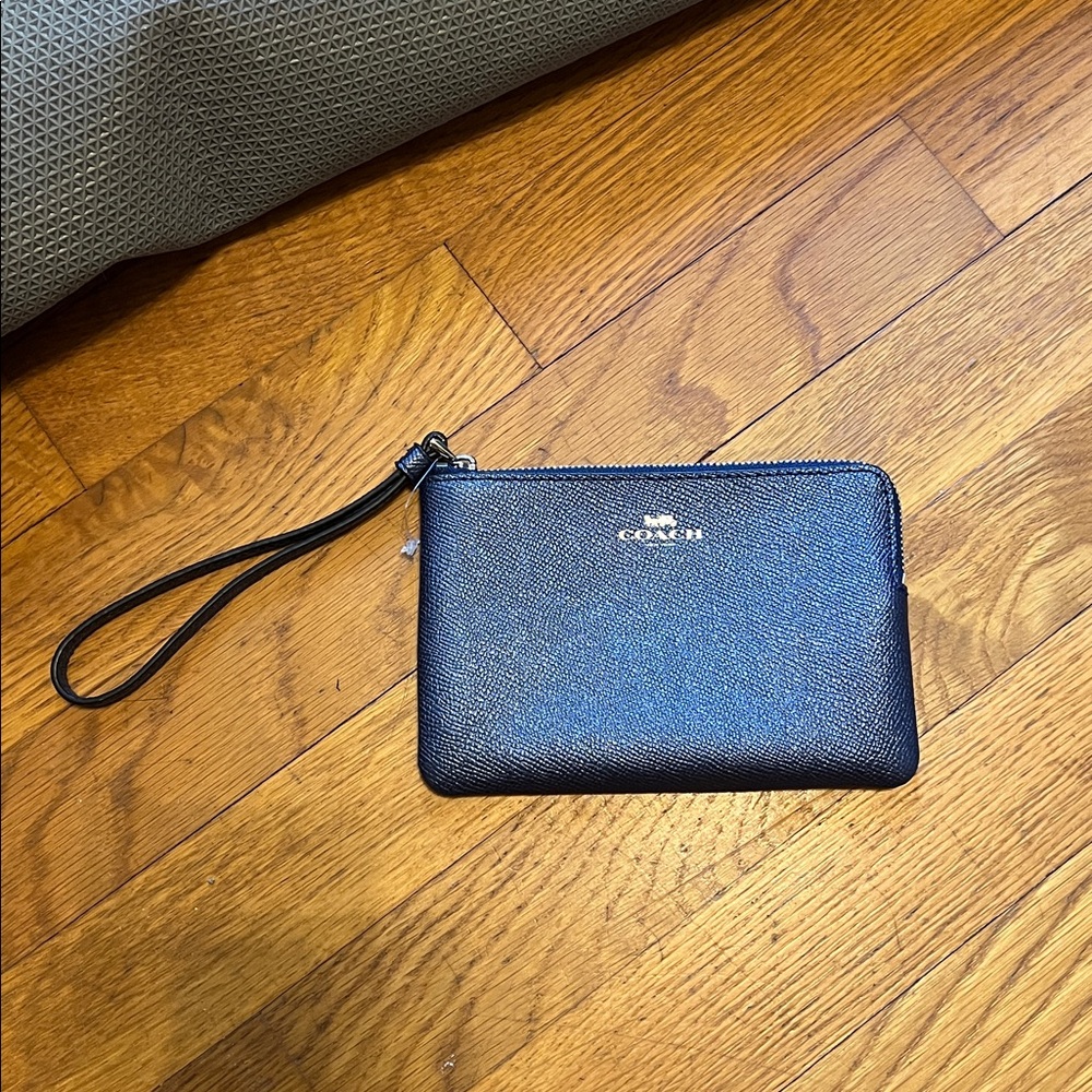 Coach corner zip Wristlet new
